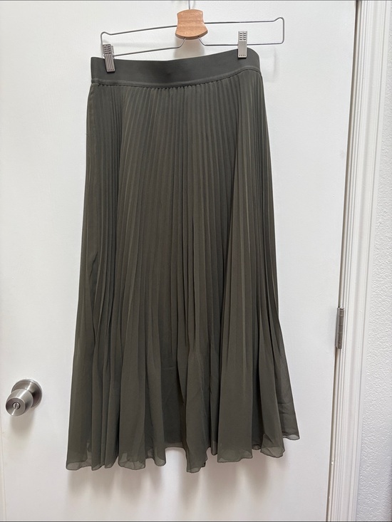 Aritzia Dresses & Skirts - Aritzia Pleated Midi Skirt - Olive Green size Large